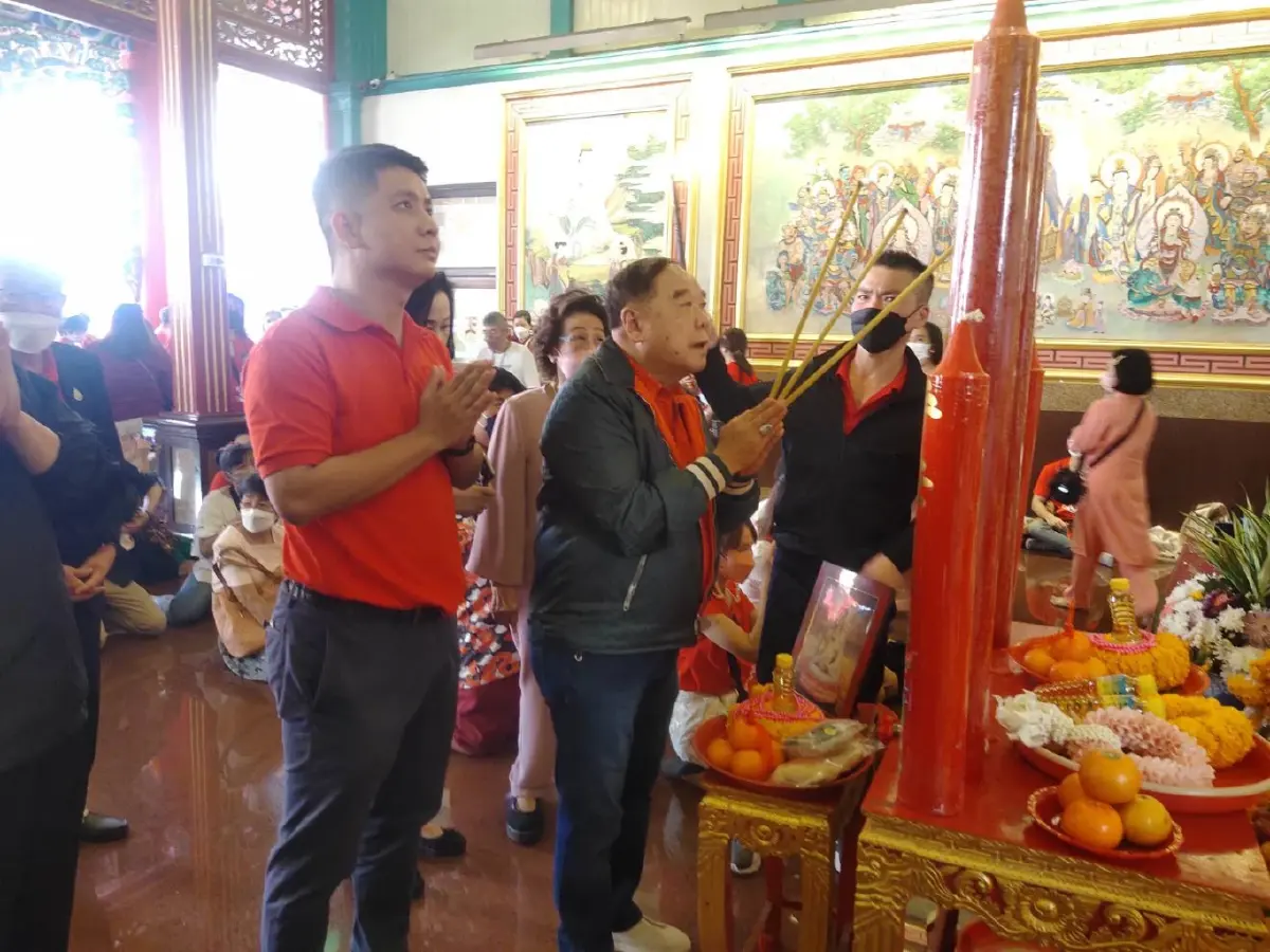 “ประวิตร” บอก เดินเยาวราชวานนี้ไปส่วนตัว ไหว้พระขอพรให้สุขภาพแข็งแรง