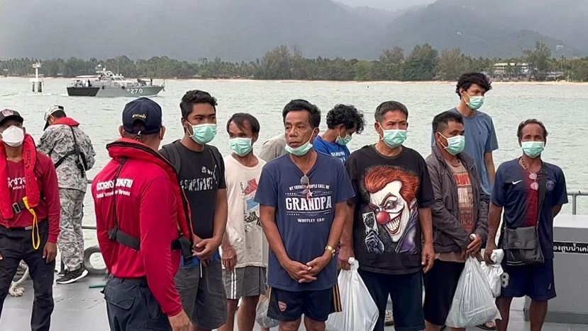 นาทีชีวิต เรือลากจูงถูกคลื่นซัดจม ลูกเรือ 9 ชีวิต ลอยแพชูชีกลางทะเล (มีคลิป)