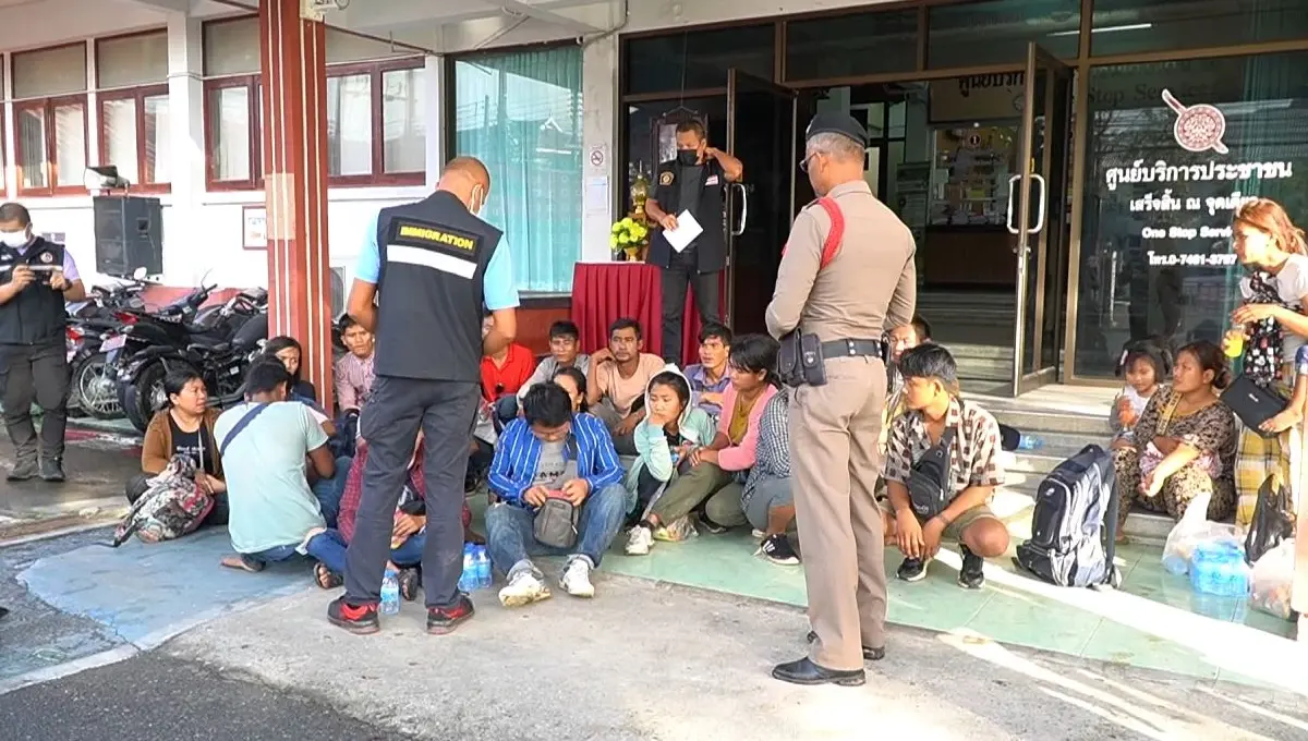 กระบะขนแรงงานเถื่อนพลิกคว่ำ หนีกระเจิงเข้าป่า ตร. ตามรวบ 29 ราย