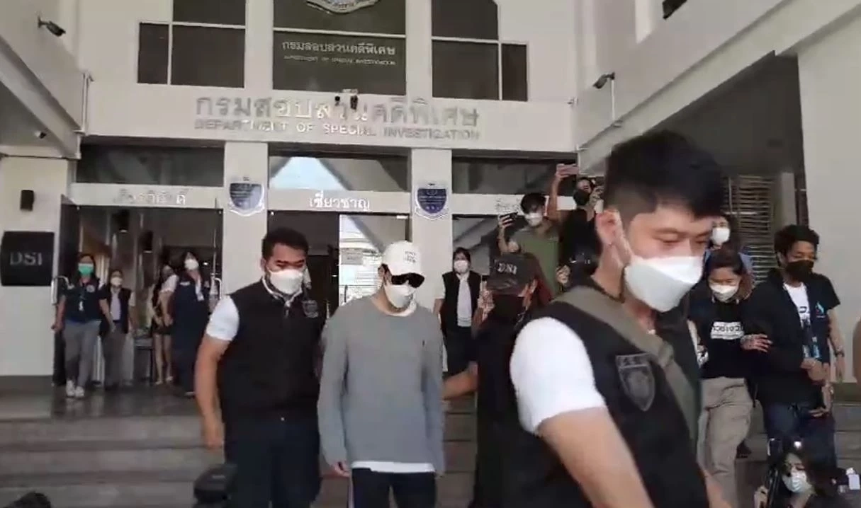 คุมตัว "แดริล ยัง" ฝากขังศาลอาญา "ซาร่า" ขอนั่งรถตู้ไปด้วย (มีคลิป)