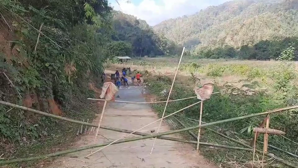 ระดมทุนสร้างถนนบ้านห้วยปูแกง ให้ประชาชนเที่ยวสะดวก