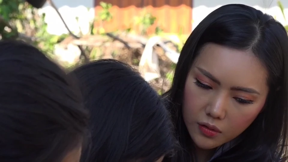 ดร.ผึ้ง เกณิกา ขณะสอบถามแม่วัยเยาว์