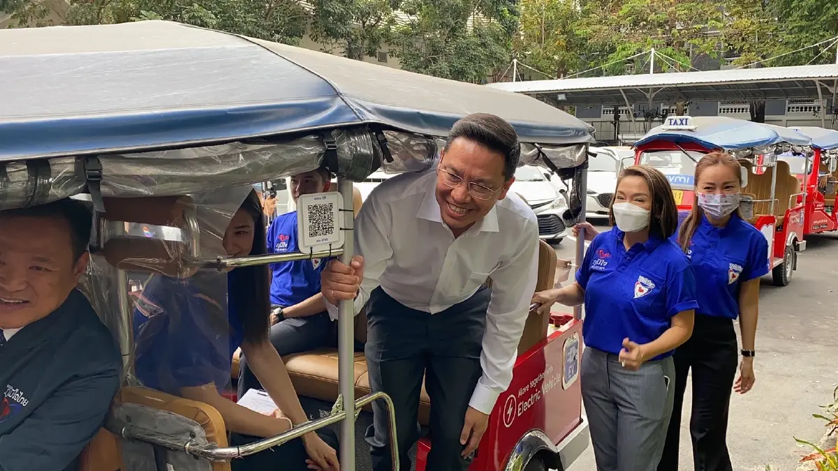 “อนุทิน ชาญวีรกูล” ขับตุ๊กๆ  รับ “พุทธิพงษ์ ปุณณกันต์” เข้าพรรคภูมิใจไทย