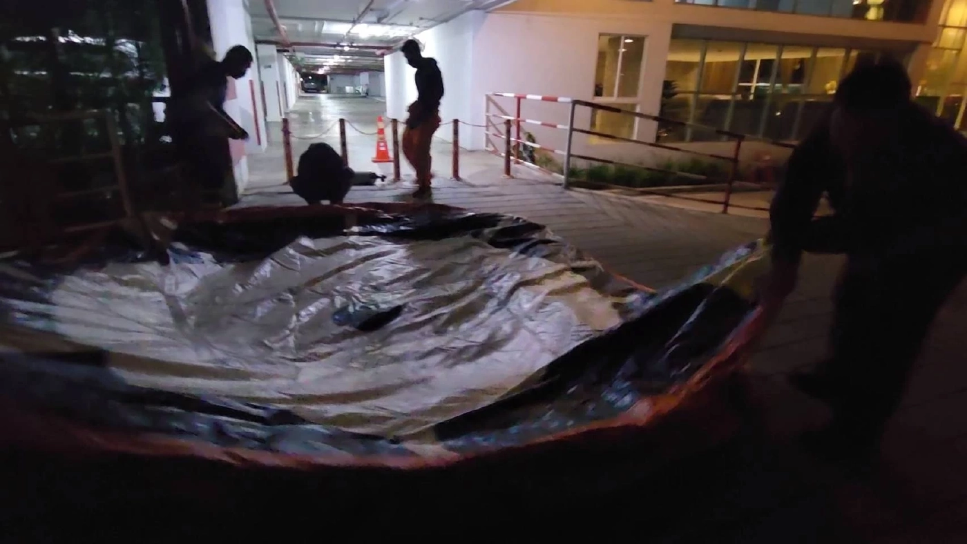 สาวพยายามจะกระโดดตึกจบชีวิต โชคดี จนท.เข้าช่วยเหลือไว้ได้ทัน