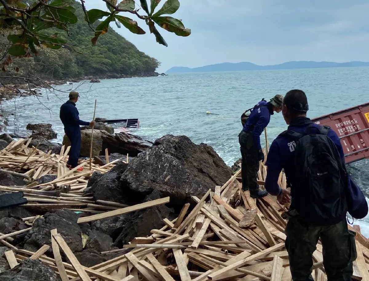 ทร.จัดกำลังเดินสำรวจเกาะ ช่วงน้ำลดต่ำสุด ยังไม่พบกำลังพลที่สูญหายเพิ่ม