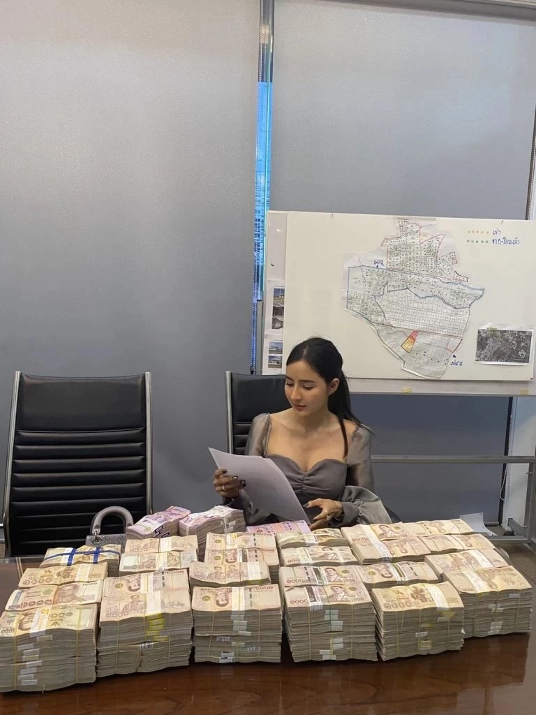 รู้จัก "เม พรีมายา" อดีตแม่ค้าออนไลน์ สู่ CEO พรีมายา สวยรวยปัง ก่อนจะตกเป็นผู้ต้องหา