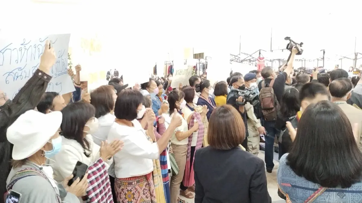 "มวลชนลำปาง" ต้อนรับอบอุ่น พร้อมเชียร์ “บิ๊กป้อม” นั่งนายกรัฐมนตรี คนใหม่