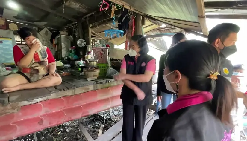 ชาวบ้านสุดทน ร้องช่วยเด็ก 2 ขวบถูกพี่สาววัย 12 ถีบหน้า (มีคลิป)
