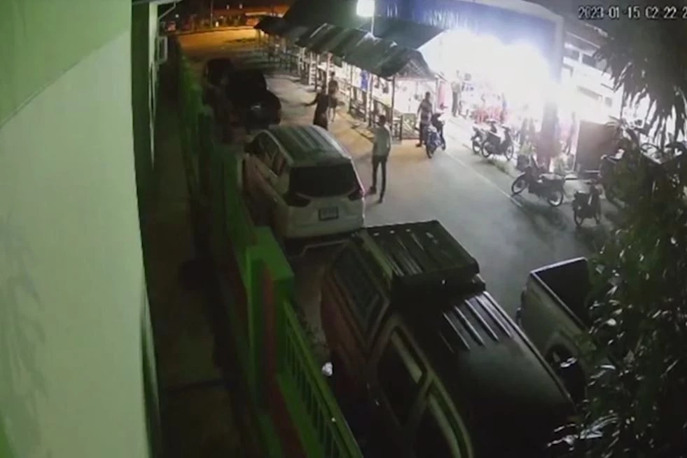 จับแล้ว! มือยิงเอ็ม 16 ถล่มตำรวจกับเพื่อน กลางร้านโต้รุ่ง ตร.แจ้ง 3 ข้อหาหนัก