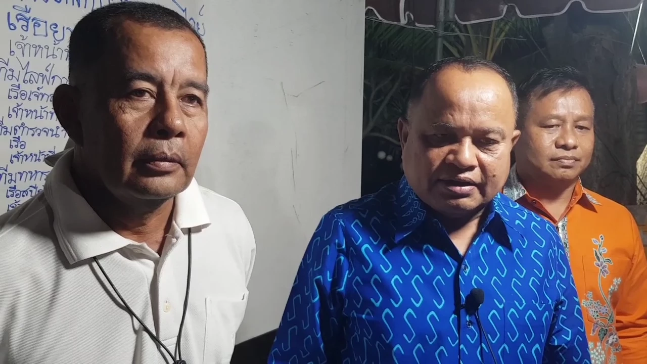 ผู้ว่าฯภูเก็ต(เสื้อสีน้ำเงิน)กับรองนายกเทศมนตรีตำบลราไวย์ ติดตามสถานการณ์อย่างใกล้ชิด