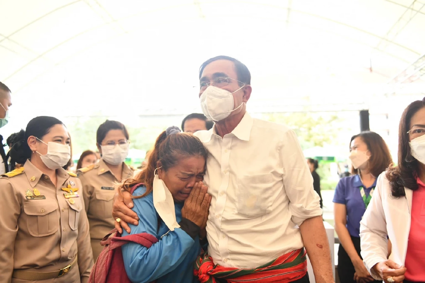 แฟ้มภาพ พล.อ.ประยุทธ์  จันทร์โอชา นายกรัฐมนตรี ขณะลงพื้นที่พบปะประชาชน เมื่อวันที่ 24 พ.ย.65 