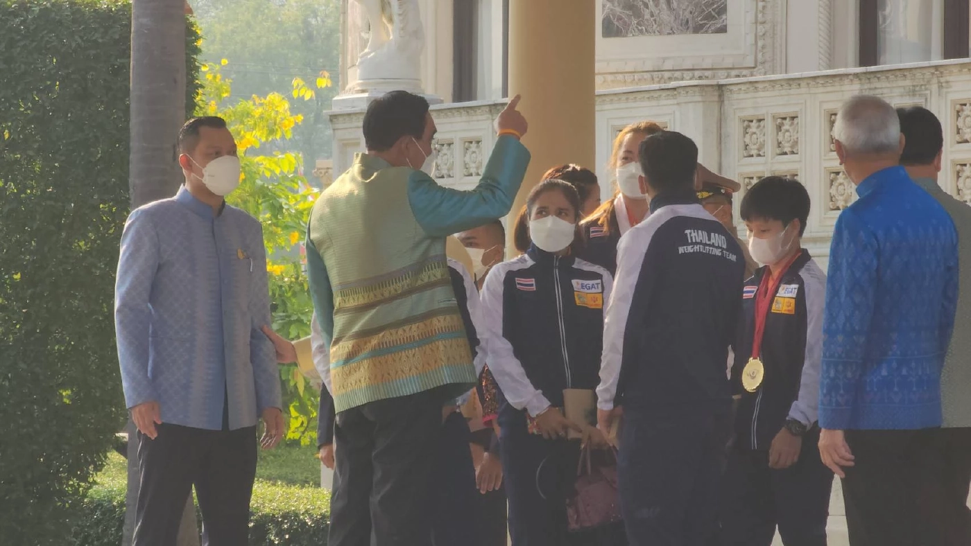 "นายกฯ" ปัดตอบ ไร้เงา "พล.อ.ประวิตร" ขอลาประชุมอ้างป่วย หลังลงพื้นที่วานนี้