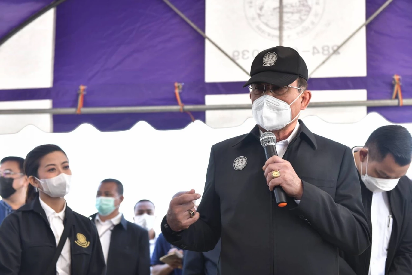 "บิ๊กตู่" ลุยตรวจราชการนครสวรรค์ ขอโทษชาวบ้านถึงช้า เหตุเครื่องบินขัดข้อง