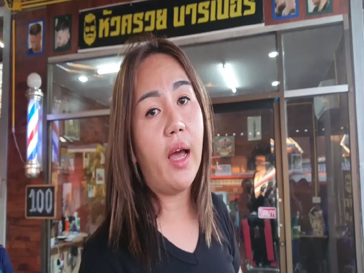 ช่างตัดผม ที่ช่วยดึงไม้ออกจากกลุ่มเด็กเทคนิค