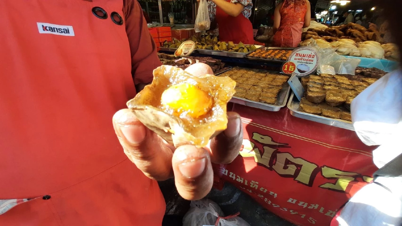 วันจ่ายคึกคัก ชาวไทยเชื้อสายจีน แห่ซื้อเครื่องเซ่นไหว้แน่นตลาดท่าน้ำนนท์