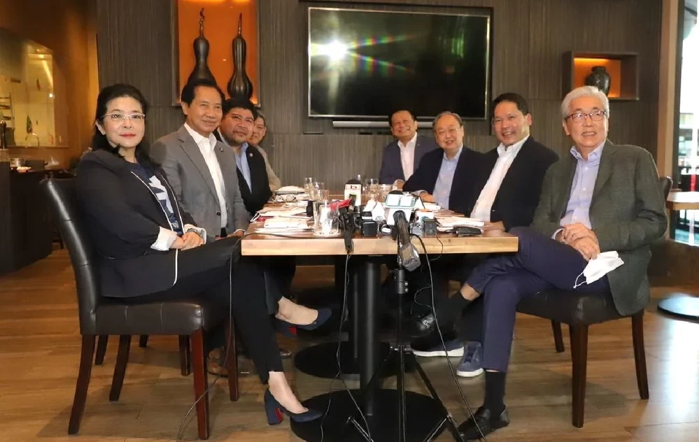 แกนนำพรรคไทยสร้างไทย คุณหญิงสุดารัตน์ เกยุราพันธ์ุ  และ สมคิด จาตุศรีพิทักษ์ จากสร้างอนาคตไทย หารือร่วมกัน เมื่อวันที่ 29 ธ.ค.65 