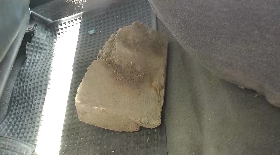 ชาวบ้านร้อง ชายหลอนยา ปาก้อนหิน-ขวดน้ำมันสนใส่บ้าน ถูกรถเสียหายหลายครั้ง