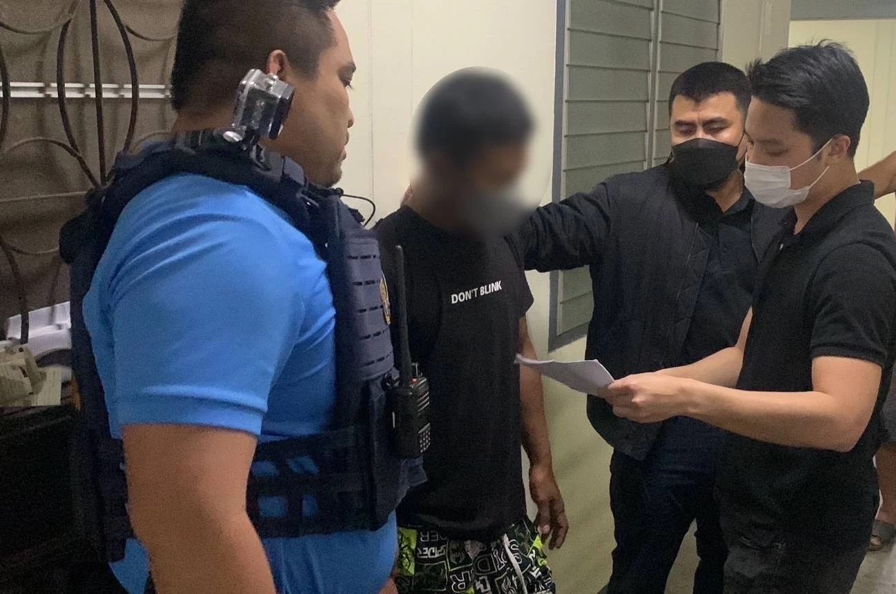 กองปราบจับหนุ่มหัวร้อนแทงเพื่อนเจ็บสาหัส แถมพ่วงเคลียร์ 6 หมายจับ