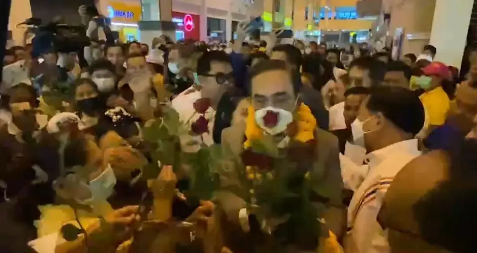 สุดคึกคัก! "บิ๊กตู่" เยือนชุมพร! ลูกช้าง ร่วม ส.ส. ปชป.-ปชช. แห่ต้อนรับอบอุ่น