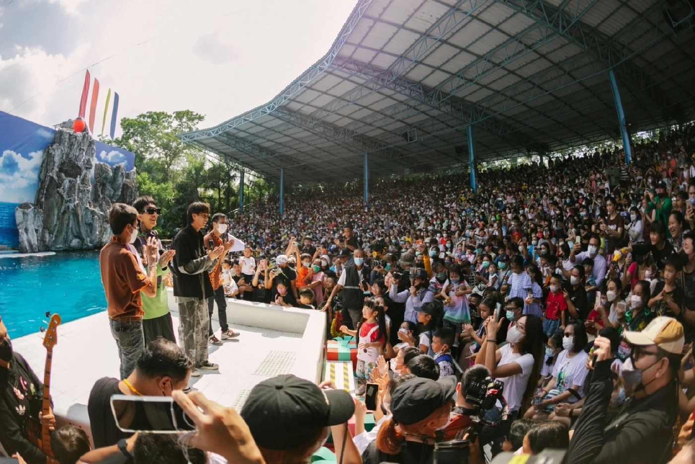 Paper Planes ขวัญใจวัยรุ่นฟันน้ำนม โชว์สุดพิเศษเซอร์ไพรส์วันเด็ก