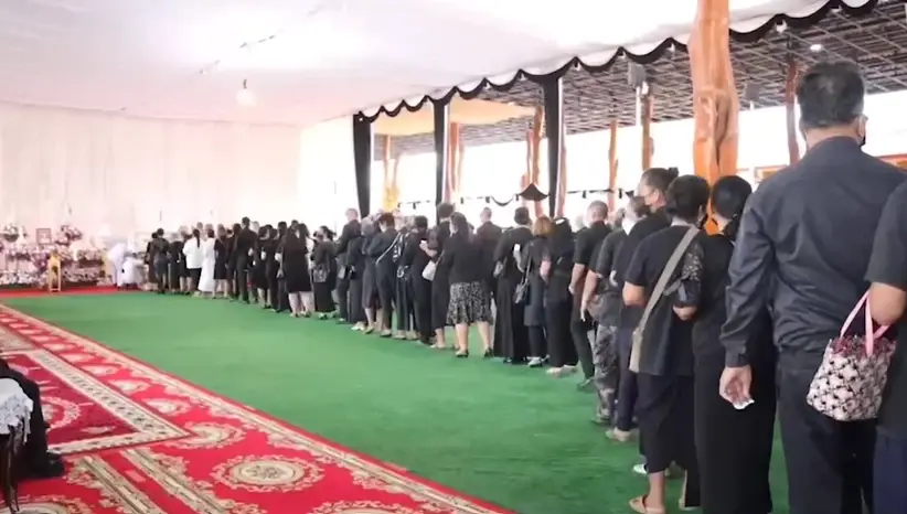 ประชาชน ร่วมสองพันคน เป็นแถวยาวร่วมวางดอกไม้จันทน์ เพื่อส่ง "หมอแชมป์"