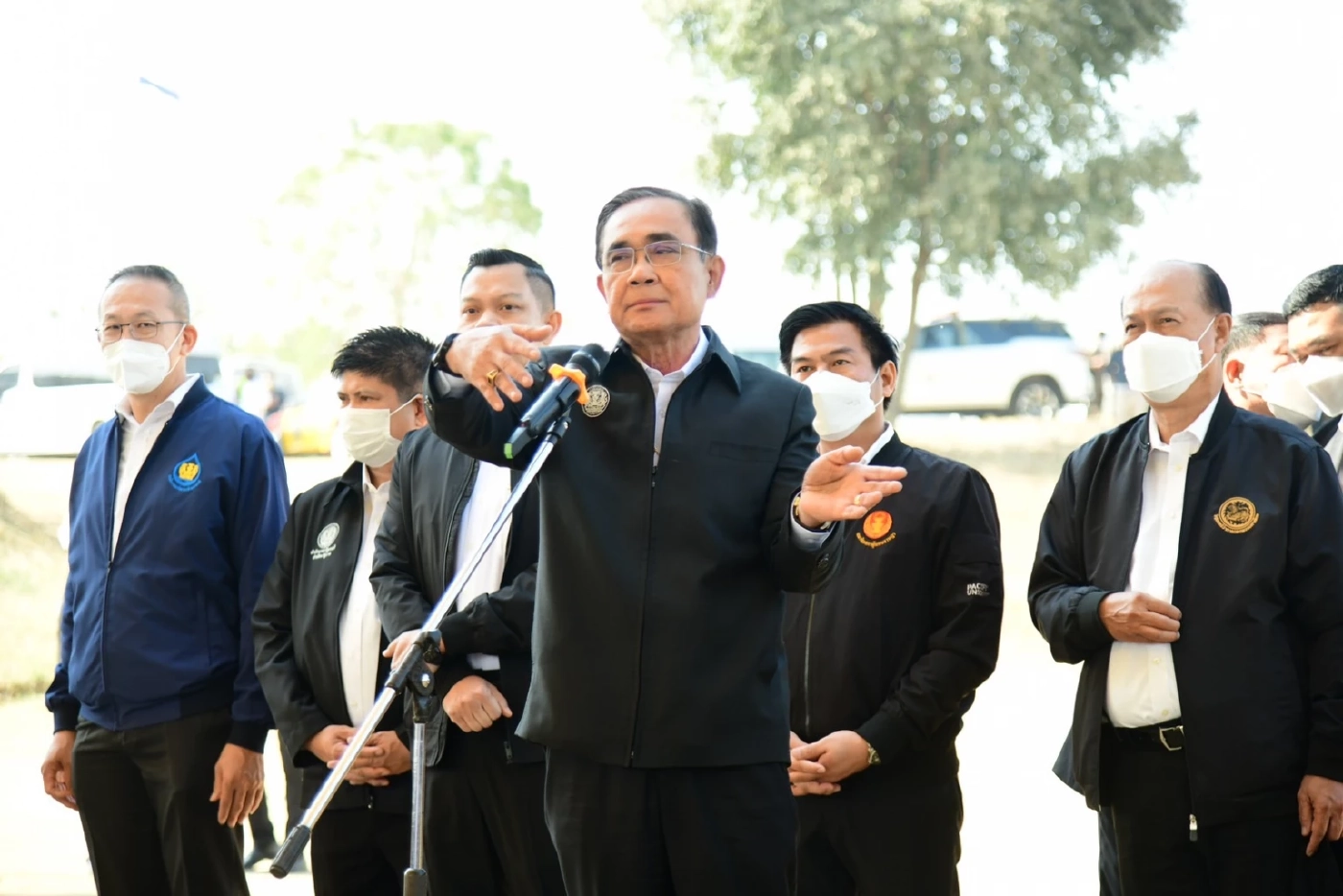 "บิ๊กตู่" ลุยตรวจราชการนครสวรรค์ ขอโทษชาวบ้านถึงช้า เหตุเครื่องบินขัดข้อง