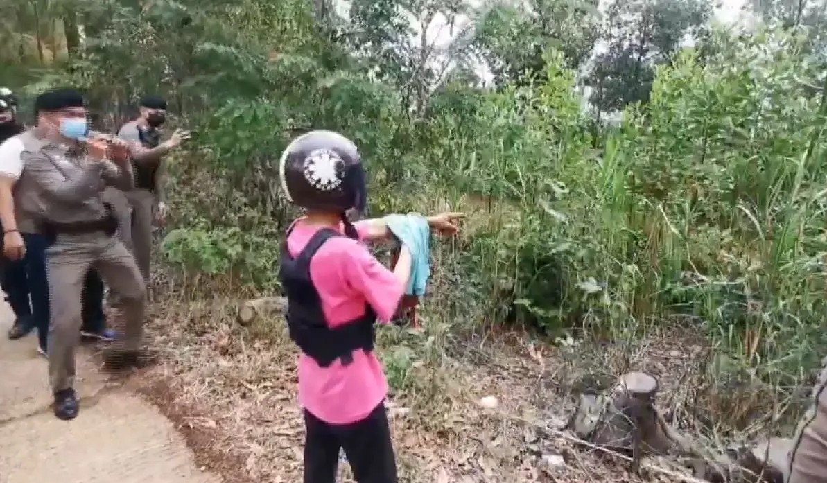 รวบเฒ่าหื่น พยายามขืนใจสาวแต่ไม่สำเร็จ คว้าท่อนไม้ทุบดับ