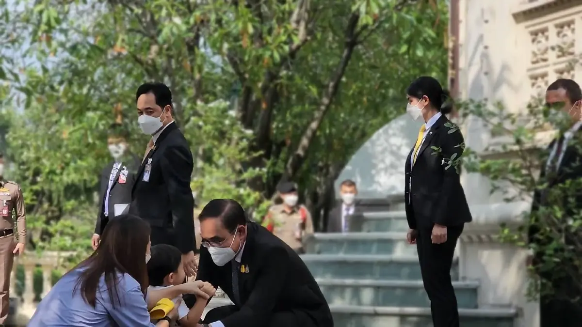 “บิ๊กตู่” อารมณ์ดี ทักลูกนักข่าว เจอทักเป็น "พล.อ.อนุพงษ์" ถึงกับไปไม่ถูก