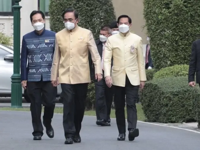 พล.อ.ประยุทธ์ จันทร์โอชา  นายกฯ โดยมีนายพีระพันธุ์ สาลีรัฐวิภาค เลขาธิการนายกฯและหัวหน้าพรรครทสช.เดินเคียงข้าง 