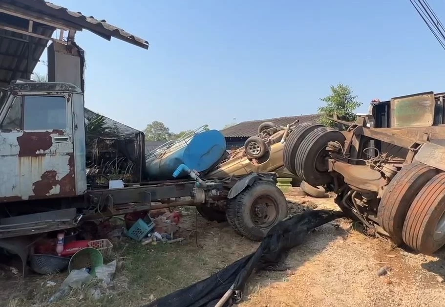ระทึก! ลูกพ่วงรถบรรทุกไม้หลุดจากตัวแม่ ชนบ้านข้างทางเสียหายหลายแสน