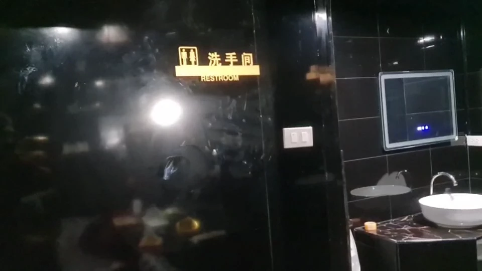 ตร.สนธิกำลังเข้าตรวจสอบผับจีน ย่านสุทธิสาร ไม่พบกระทำผิดกฎหมาย