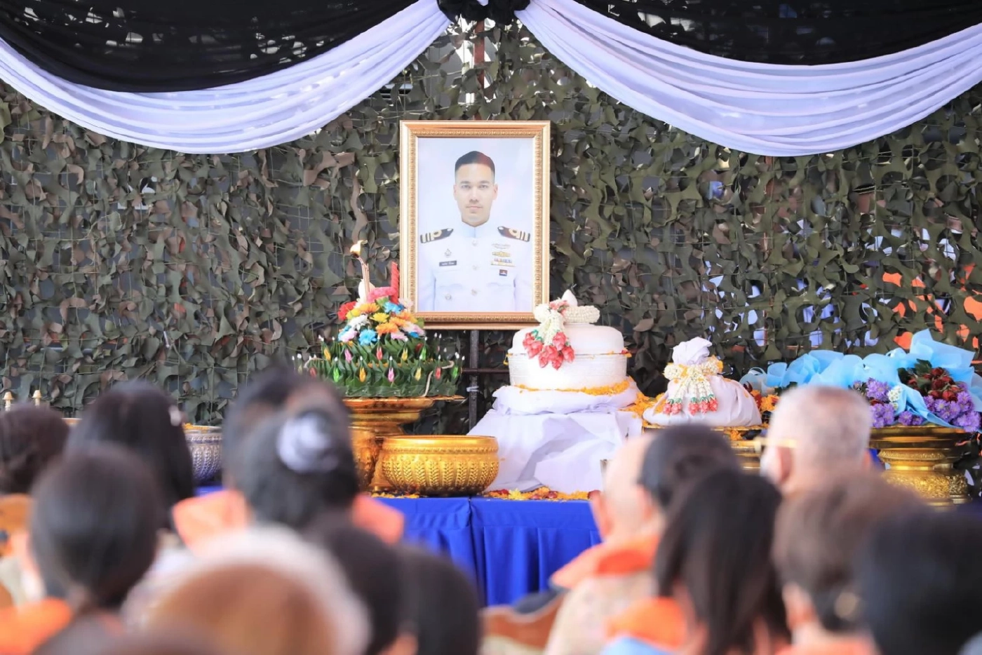 เรือหลวงนเรศวร นำอัฐิ "ต้นเรือพลับ" ลอยอังคารอ่าวสัตหีบ