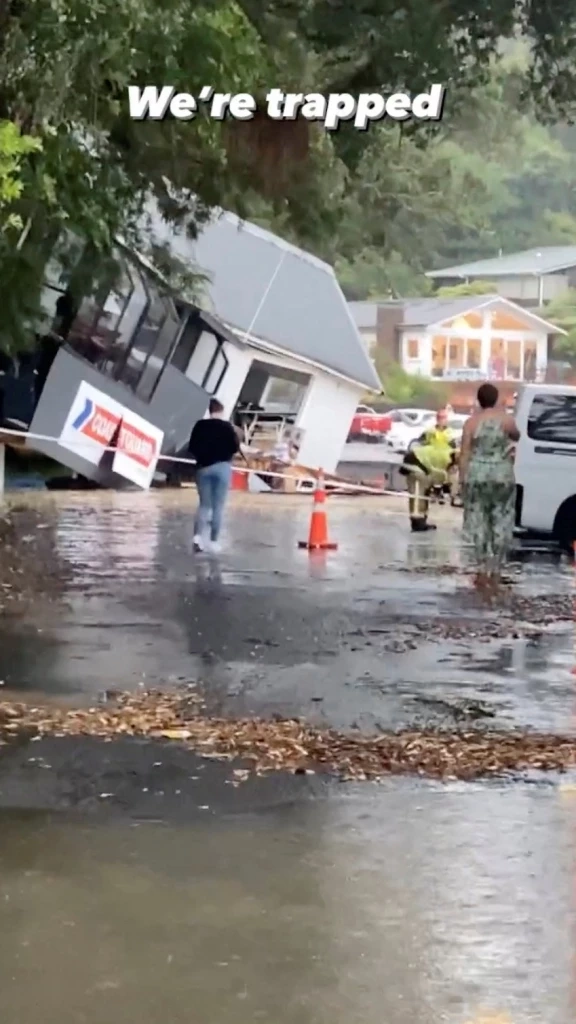 น้ำท่วมฉับพลันในนิวซีแลนด์ ซัดอาคารทรุด-รถจมน้ำ