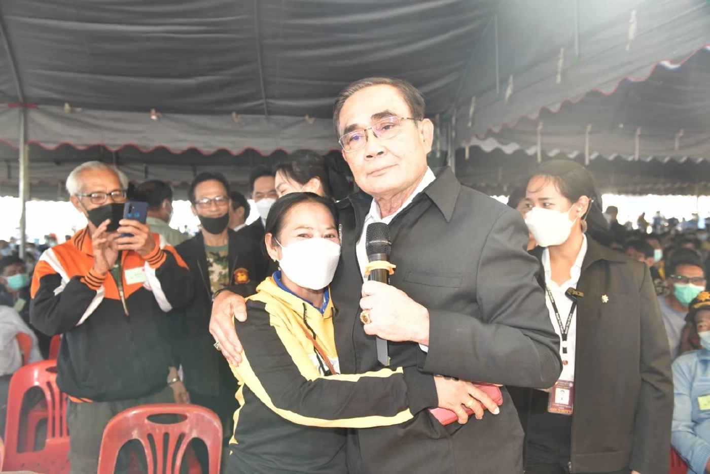 "บิ๊กตู่" ลุยตรวจราชการนครสวรรค์ ขอโทษชาวบ้านถึงช้า เหตุเครื่องบินขัดข้อง