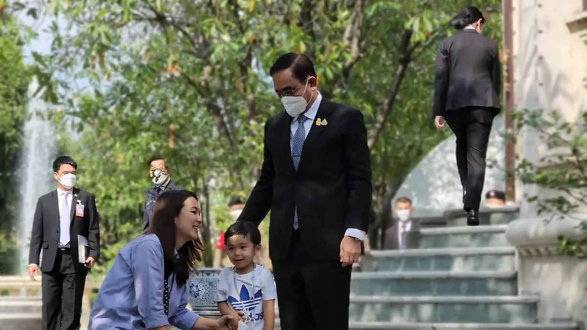 “บิ๊กตู่” อารมณ์ดี ทักลูกนักข่าว เจอทักเป็น "พล.อ.อนุพงษ์" ถึงกับไปไม่ถูก