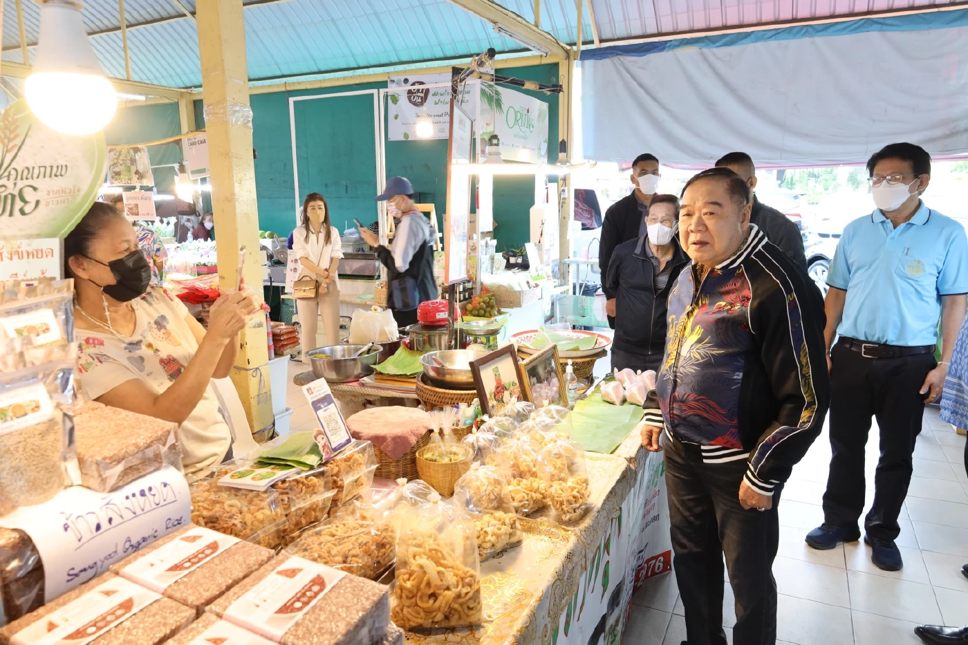 “ลุงป้อม” เดินตลาด อ.ต.ก. อารมณ์ดี! ทักทายประชาชนรุมขอถ่ายรูป