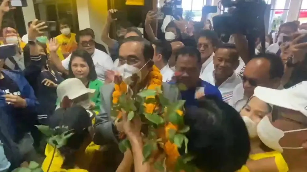 สุดคึกคัก! "บิ๊กตู่" เยือนชุมพร! ลูกช้าง ร่วม ส.ส. ปชป.-ปชช. แห่ต้อนรับอบอุ่น