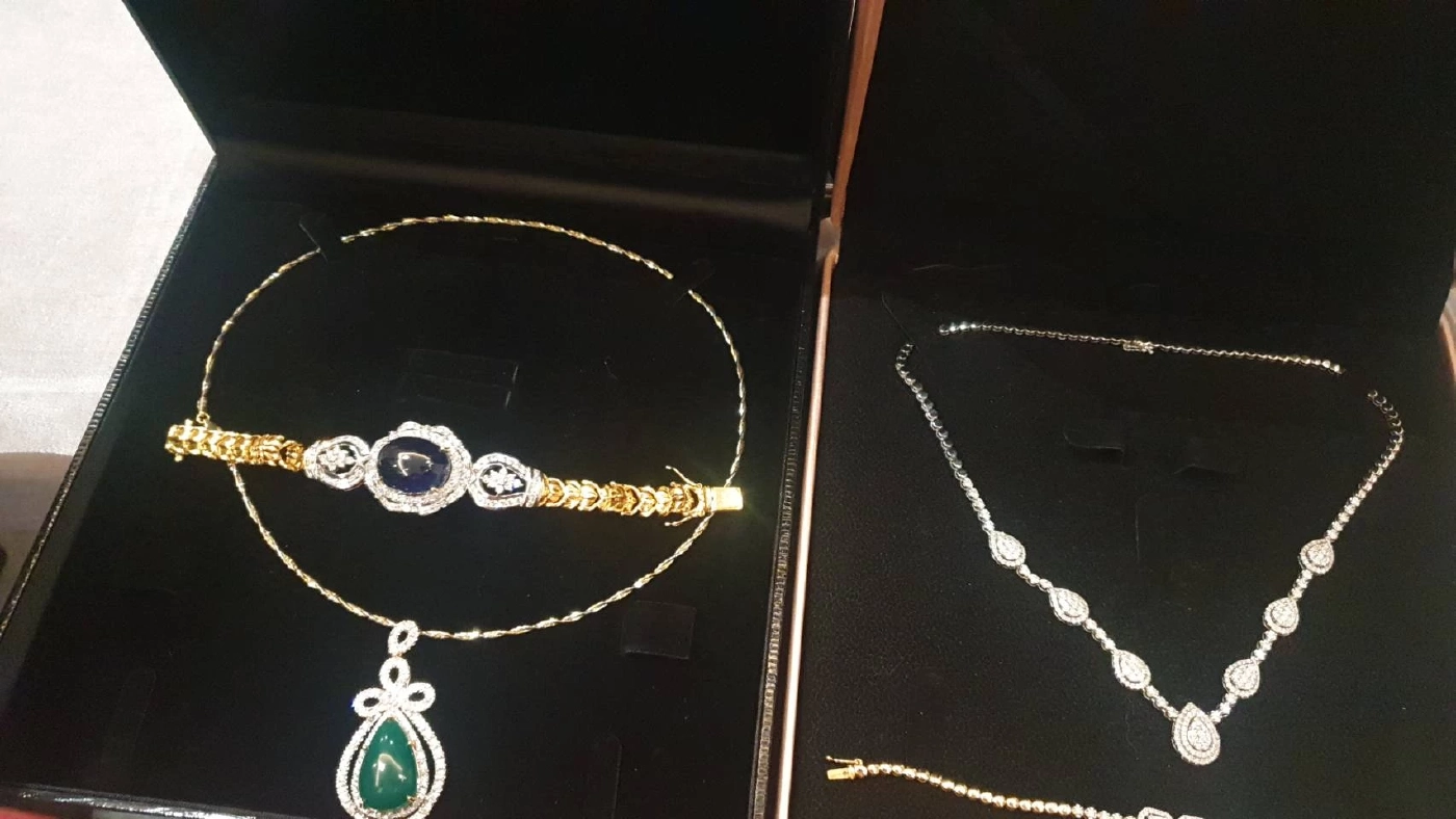 เครื่องประดับหรูที่ผู้เสียหายซื้อมาจาก ดร.ชื่อดัง