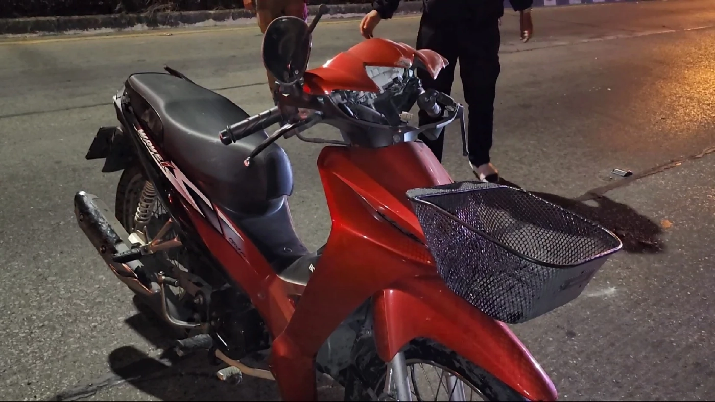 หนุ่มเชียงใหม่ถูกเลขท้าย 3 ตัว ขี่จักรยานยนต์เสียหลักชนเสาไฟฟ้าดับ