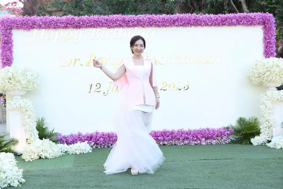 ทีมผู้บริหารเนชั่นกรุ๊ป หลักสูตร WOW อวยพรฉลองครบรอบ 92 ปี ดร. ปัญญา โชติเทวัญ