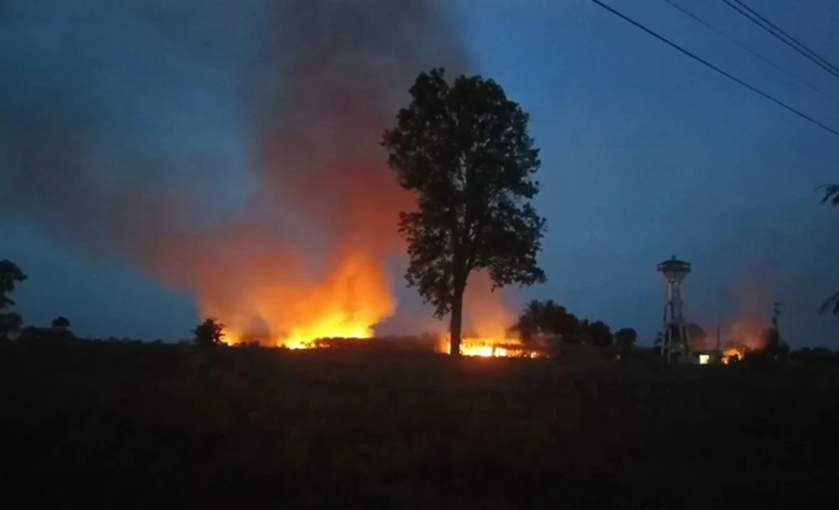 ไฟไหม้ป่า บนเทือกเขาพังเหย จ.ชัยภูมิ หมอกควันปกคลุมทั่วบริเวณ (มีคลิป)