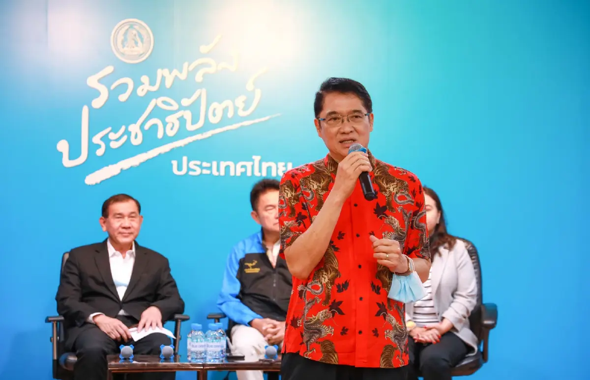นายองอาจ คล้ามไพบูลย์