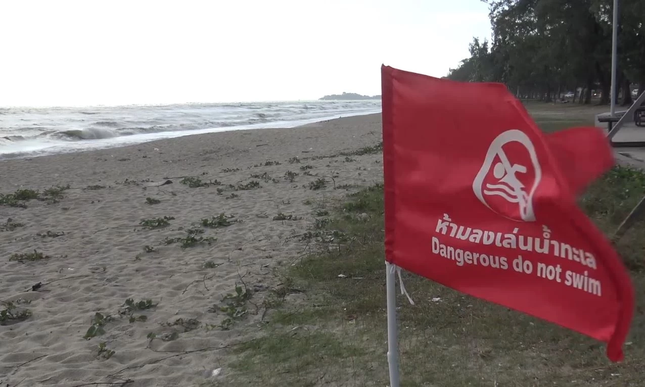 ปักธงแดงชายหาดชลาทัศน์-สมิหลา เตือนคลื่นลมแรง ห้ามลงเล่นน้ำทะเล