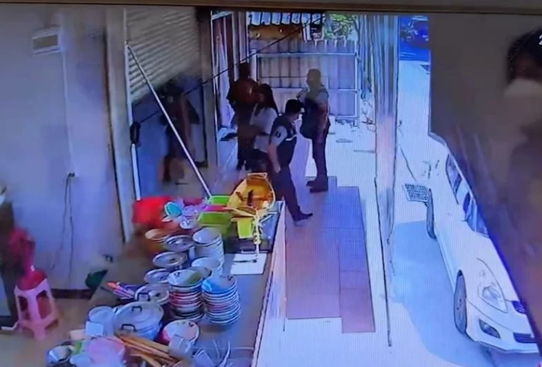 กลุ่มคนอ้างเป็น จนท.สรรพสามิต เข้าตรวจค้นร้านขายมือถือ