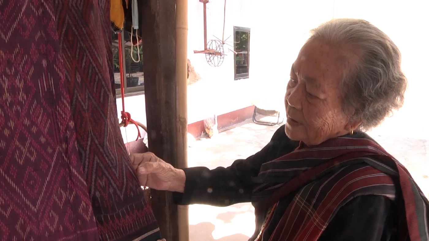 กลุ่มสตรีสูงอายุ ร่วมอนุรักษ์ทอผ้าซิ่นไหมโบราณ ขายสร้างรายได้