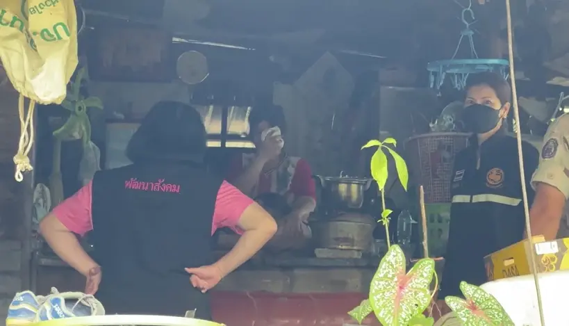 ชาวบ้านสุดทน ร้องช่วยเด็ก 2 ขวบถูกพี่สาววัย 12 ถีบหน้า (มีคลิป)