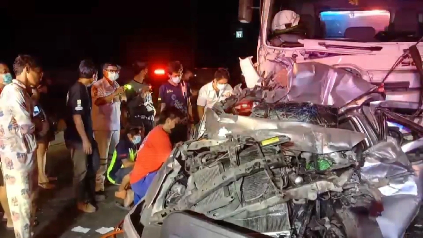 รถบรรทุกหลับใน ขยี้กระบะติดไฟแดงยับเยิน สาวคนขับรอดปาฏิหาริย์ (มีคลิป)