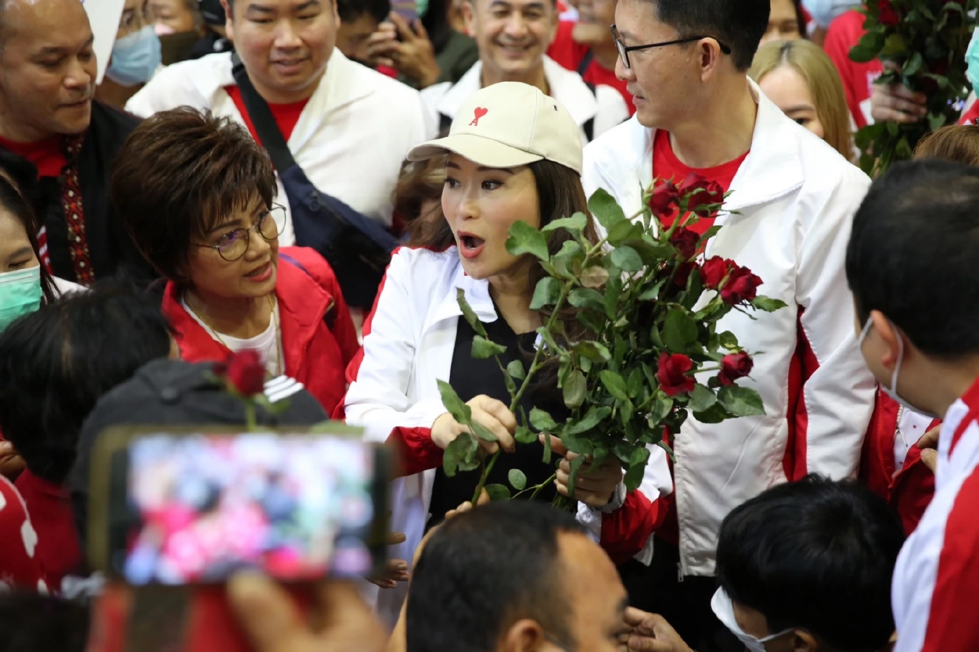 มวลชนแห่ต้อนรับ “แพทองธาร” แน่นสนามบิน จ.เลย เตรียมลุยปราศรัยใหญ่วันนี้