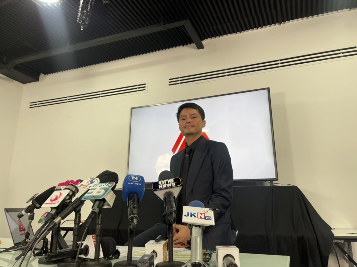 นายพันธ์ธวัช นาควิสุทธิ์ หรือ "นอท กองสลากพลัส"