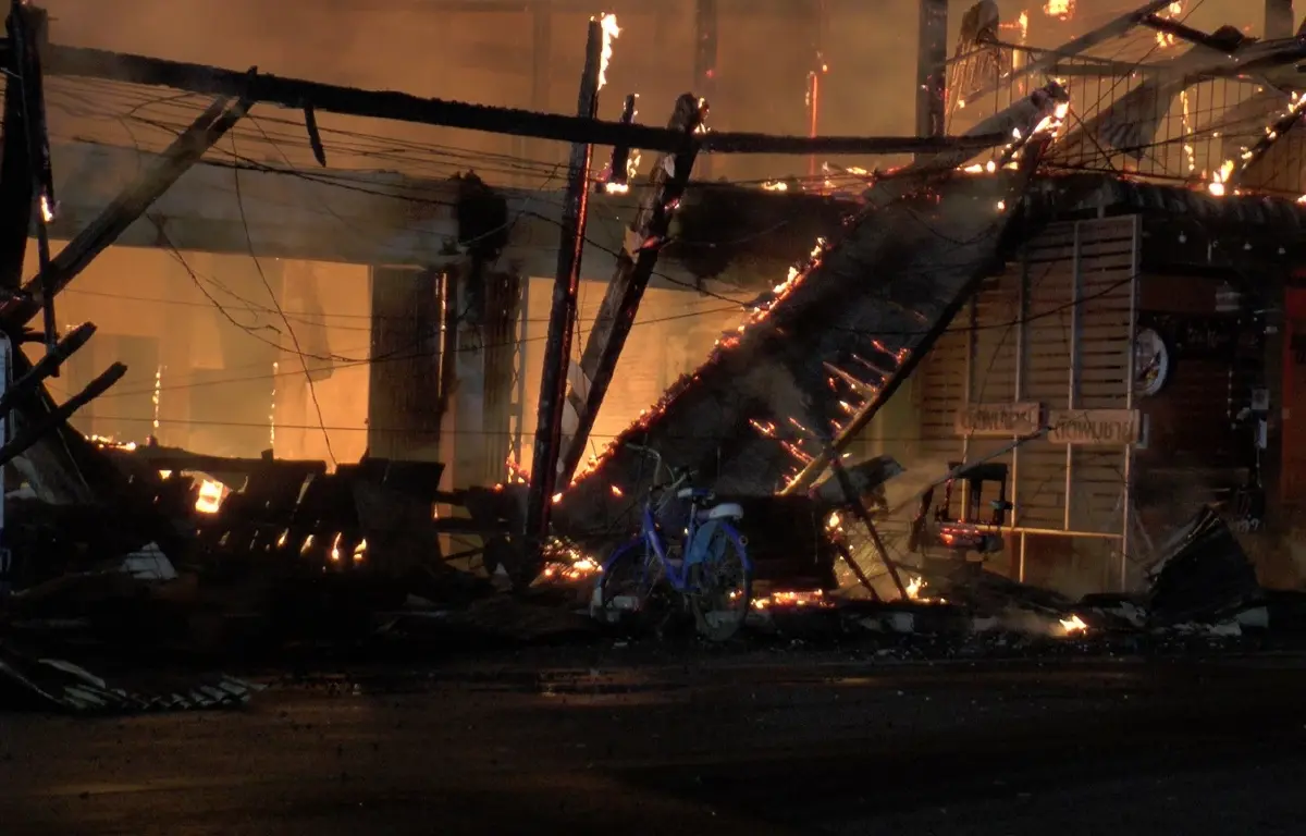 อุ้มยาย 86 ปีหนีตาย ไฟไหม้กลางเมืองนครพนม (มีคลิป)